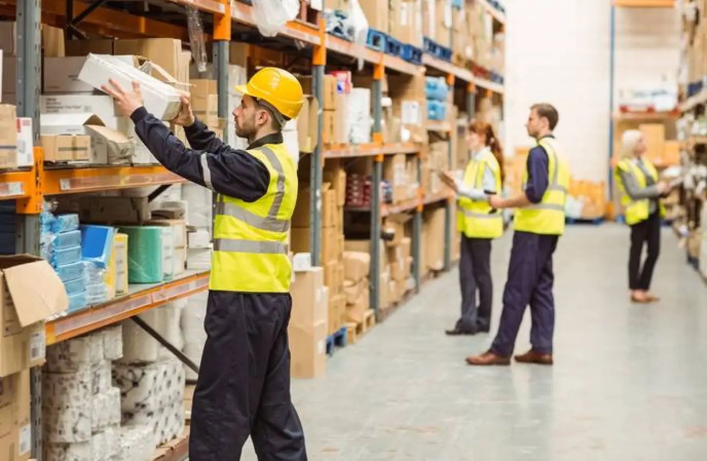 Image of the picking process in an optimized warehouse.